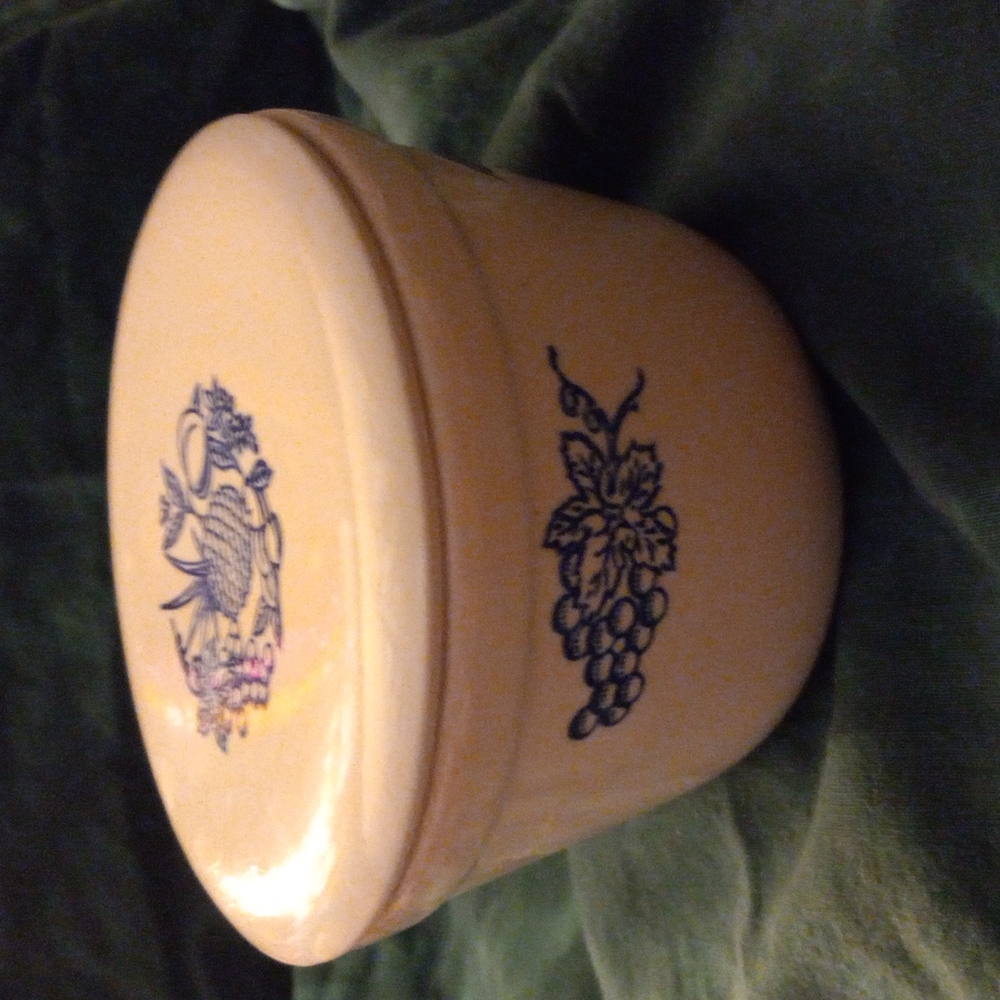 Oxford stoneware bowl with lid